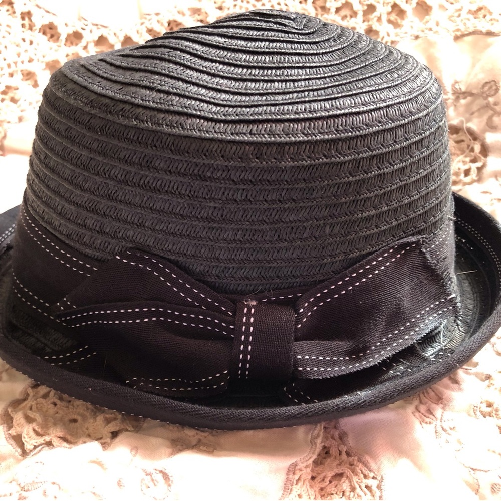 Women’s black hat with bow trim